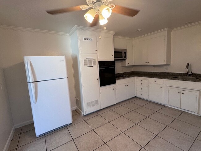 Building Photo - Unit 3