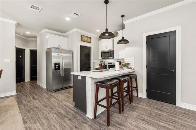 Building Photo - 906 Fairview Ave