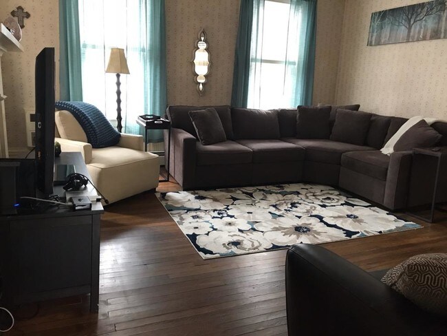 Building Photo - 35 School St