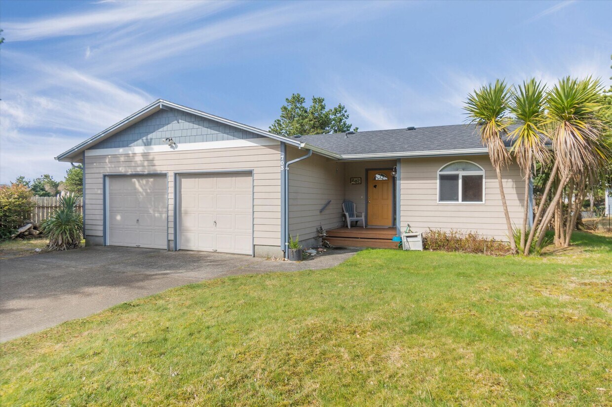 Front yard - 703 354th Pl