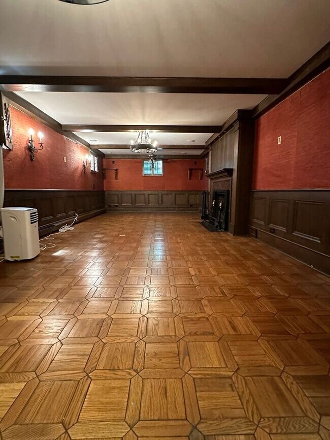 Building Photo - Very Spacious and Unique Ground Level Apar...