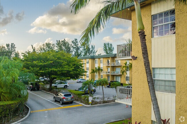 5400-5450 SW 77th Ct - Miller Lake Apartments