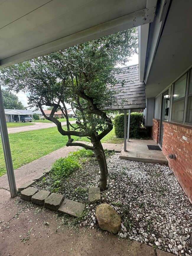 Building Photo - 4844 Woodview Dr