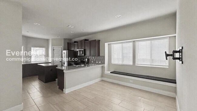 Foto del edificio - 3 Bed, 2 Bath Home with Fenced Yard & Garage / Pet-Friendly / Available Now!