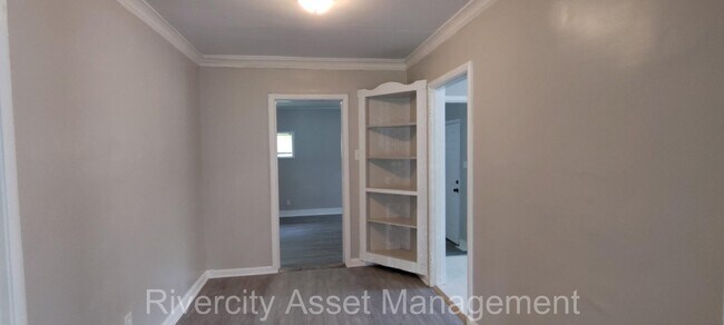 Foto del edificio - 2386 Larose Ave