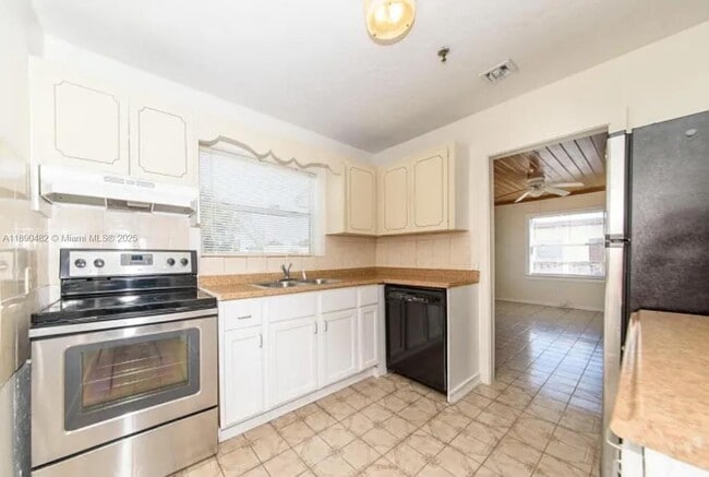 Building Photo - 438 Malverne Rd