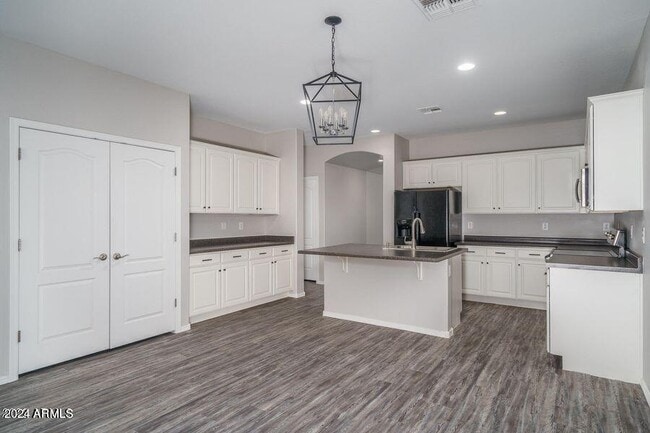 Building Photo - 18009 W Sunnyslope Ln