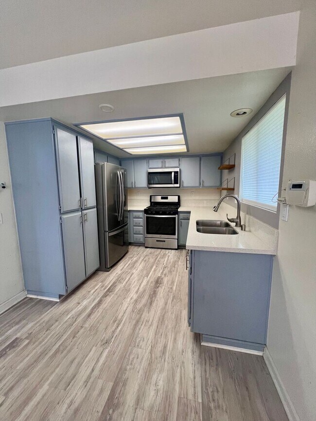 Building Photo - Charming 3 Bedroom 2 Bath