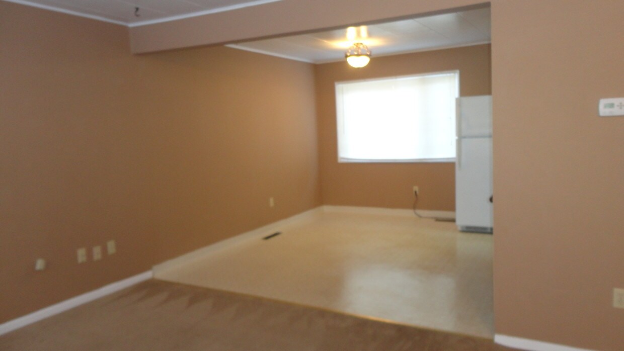 Dining Area - 635 N Bragaw St