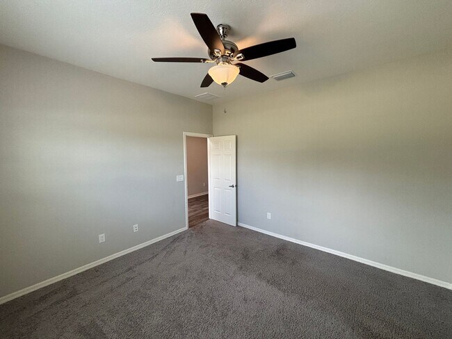 Foto del edificio - 4 bedroom / 3 bath in great neighborhood - WON'T LAST!