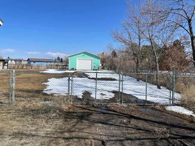 Building Photo - 2555 Valley Dr