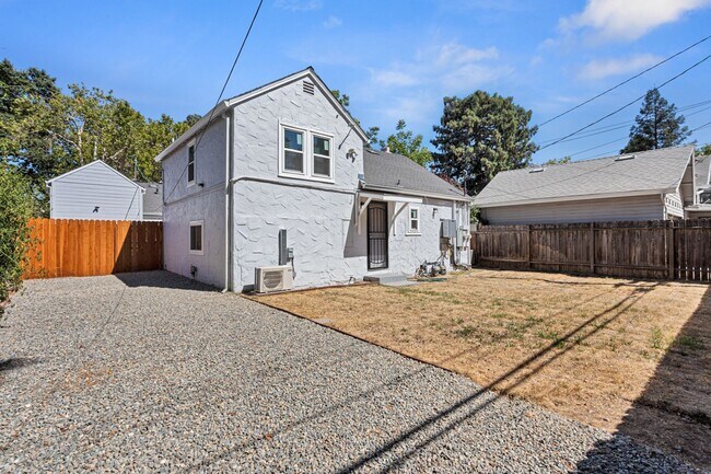 Building Photo - 4028