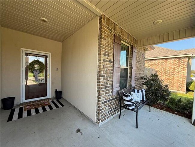 Building Photo - Welcome home to this **beautiful 4-bedroom, 2-bath rental