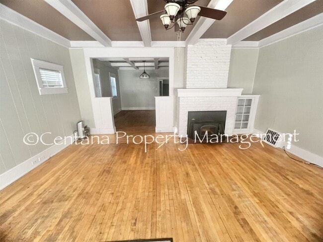 Building Photo - Beautiful home with a garage close to Campus!
