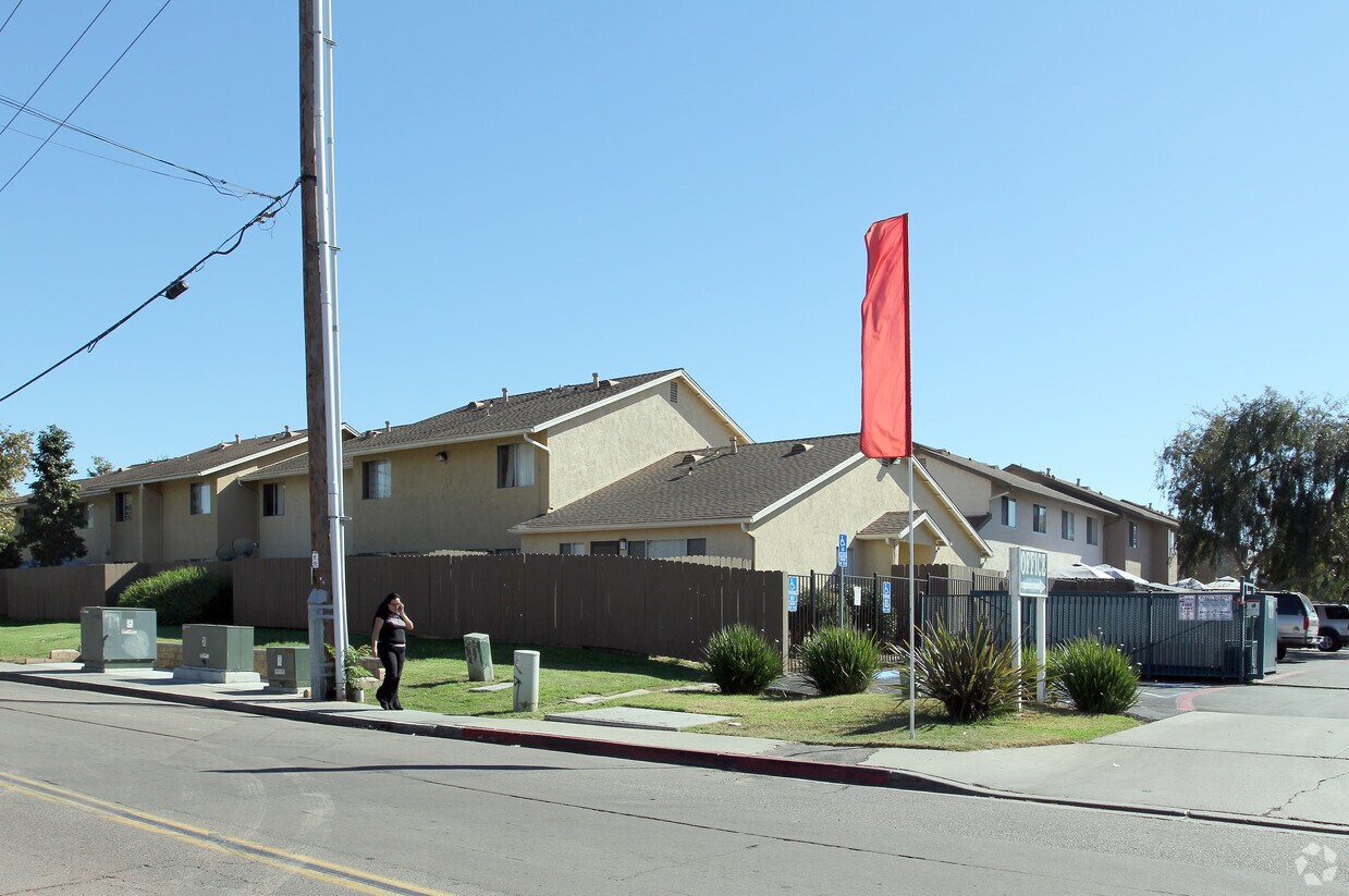 Primary Photo - 2381-2389 Grove Ave