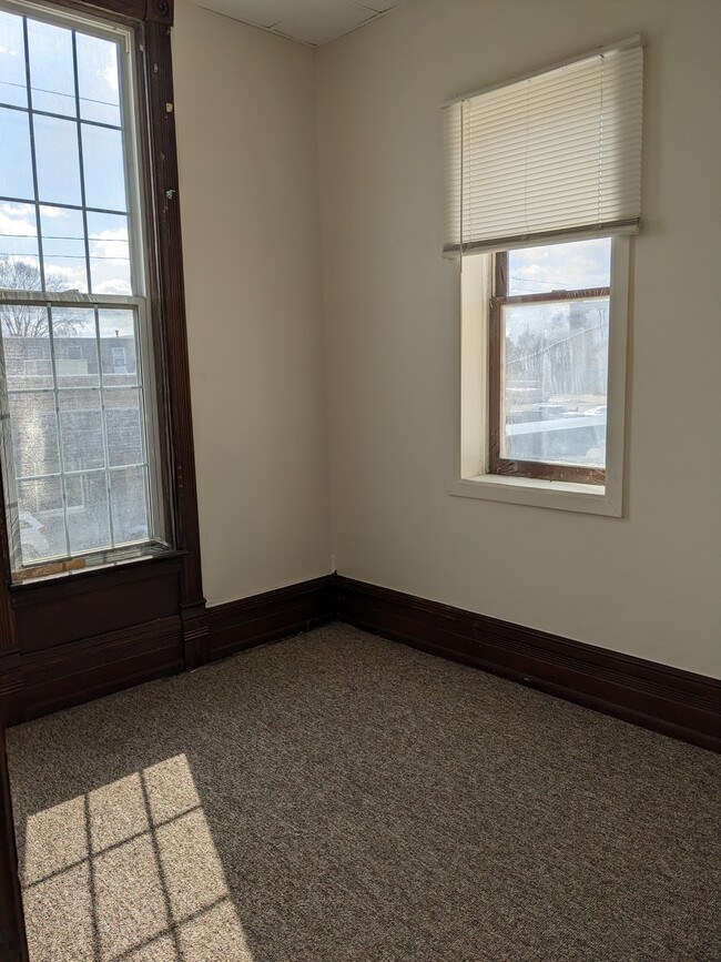 Airy and bright bedroom - 902 W Main St