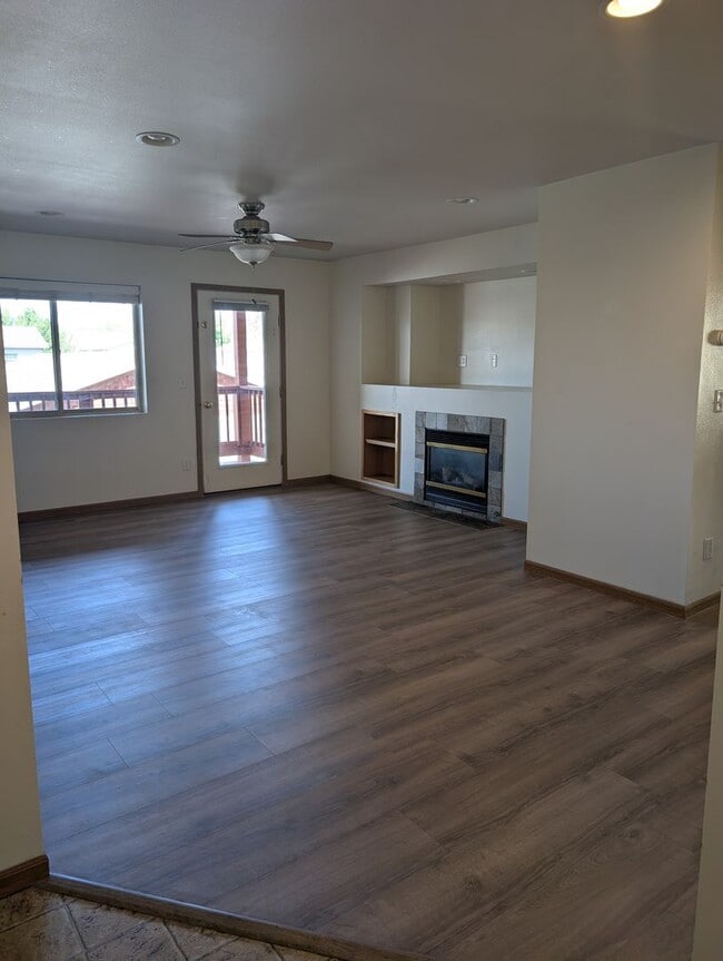 Building Photo - Lovely 2 bedroom 1.5 bath Condo!