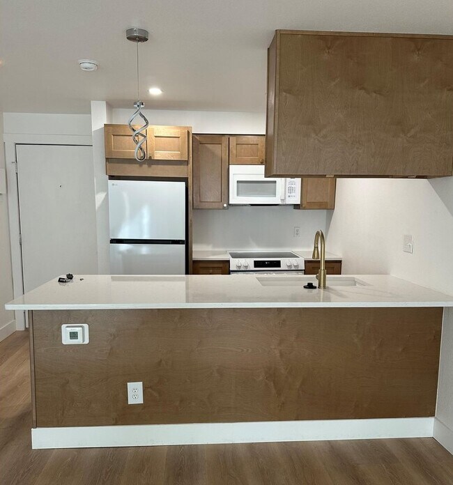 Kitchen - 1065 University Ave