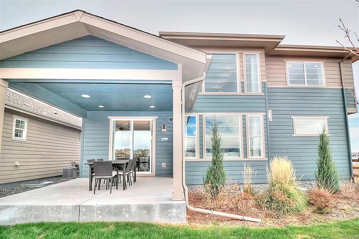 Foto principal - Beautiful 6 Bedroom home in Mosaic