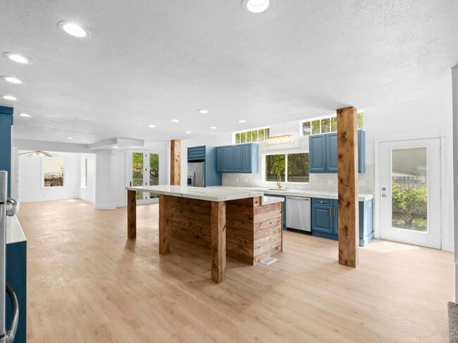 Building Photo - 1630 Ridgemark Dr