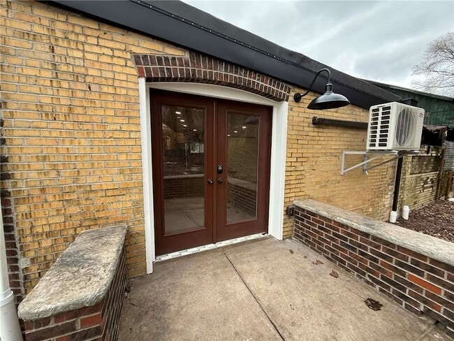 Building Photo - 260 Oak Ave