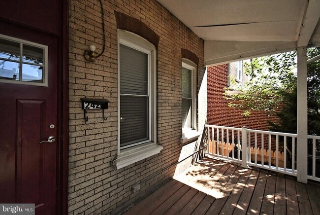 Building Photo - 242 E 8th Ave
