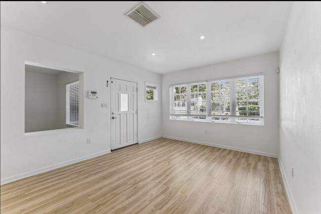 Foto del edificio - 447 N Phelps Ave