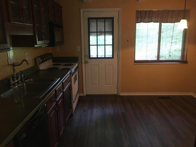 Building Photo - 302 Fairmeade Rd