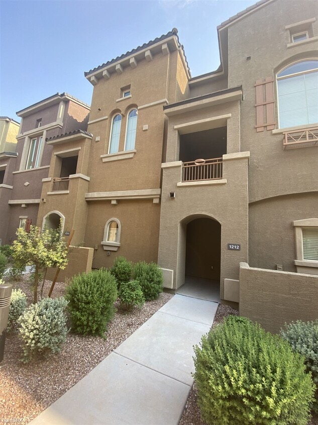 Primary Photo - 2 br, 2.5 bath Townhome - 240 West Juniper...