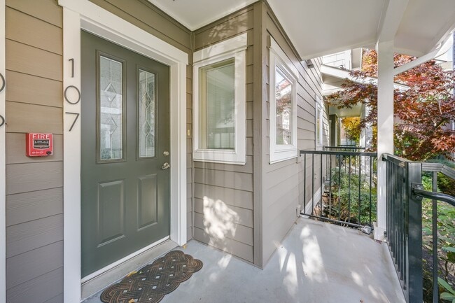 Building Photo - Cozy contemporary condo offers tranquility and convenience close to Columbia City.