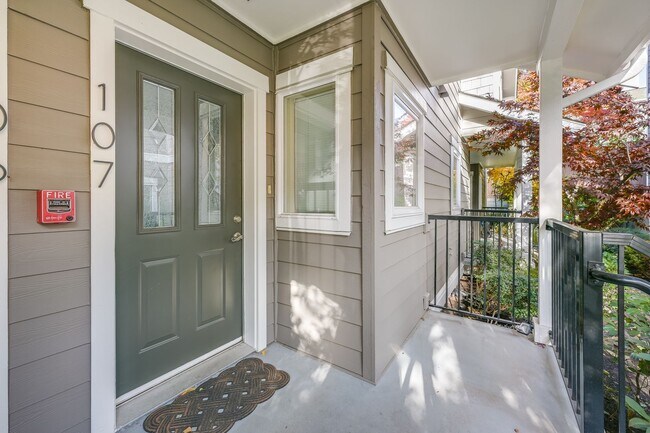 Foto del edificio - Cozy contemporary condo offers tranquility and convenience close to Columbia City.