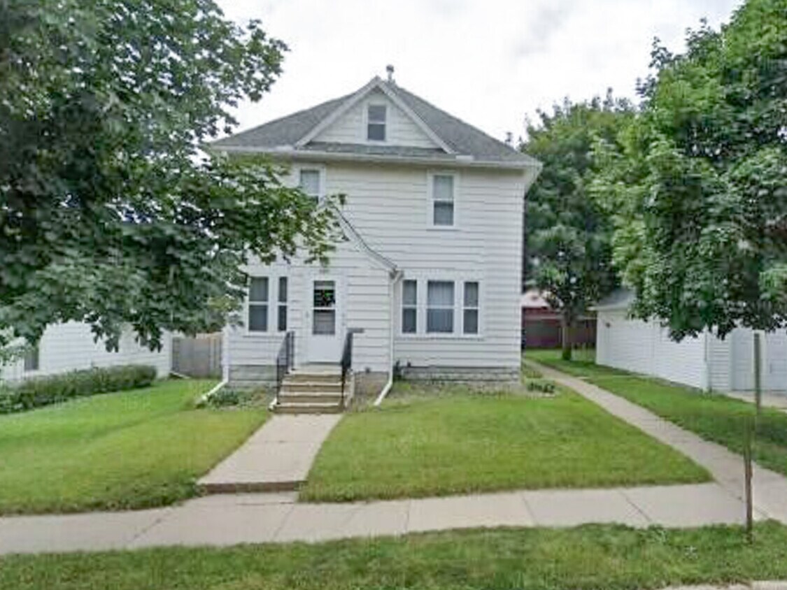 223 E Rose St, Owatonna, MN 55060 Townhouse for Rent in Owatonna, MN