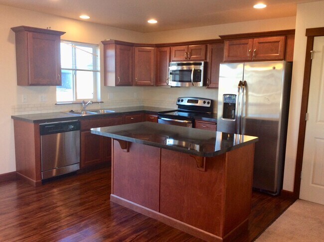 Foto del edificio - 4 bedroom, 3 bath Town home