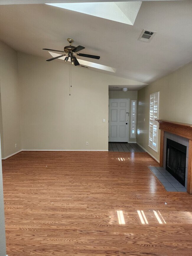 Foto del edificio - 3 Bedroom 2 Bath in HOA Community with Com...
