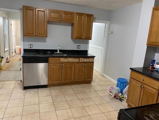 Foto del edificio - 3 bedroom in Everett MA 02149