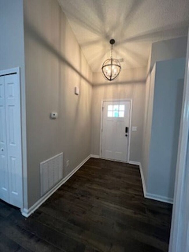 Foto del edificio - Modern Updates! 4 Bed/2 bath Single Family...