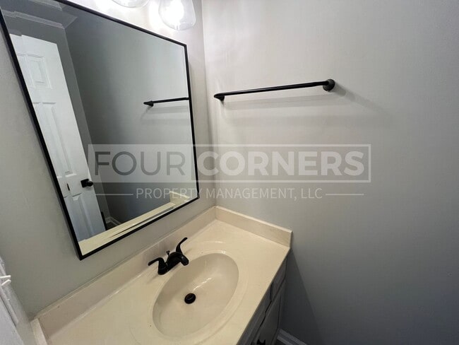 Building Photo - Beautiful 3 Bedroom 2.5 Bath Townhouse