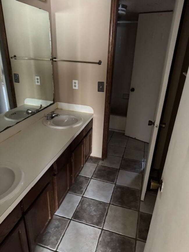 Building Photo - Cozy 2 Bedroom Duplex Central Norman