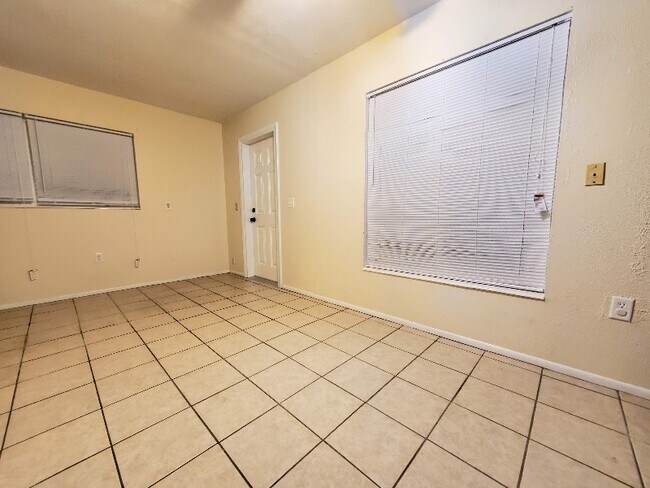 Foto del edificio - 820 Pineland Ave