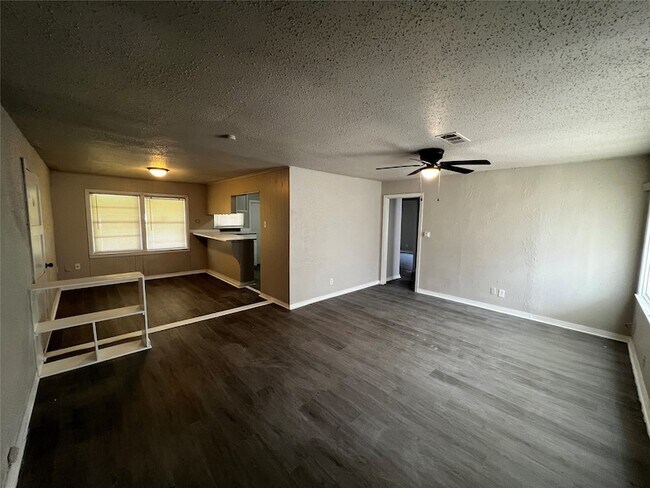 Foto del edificio - 5727 Doolittle Blvd