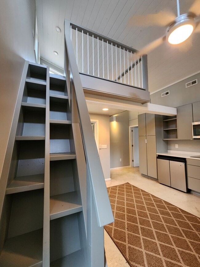 Building Photo - Black Mountain Cottage Rental!