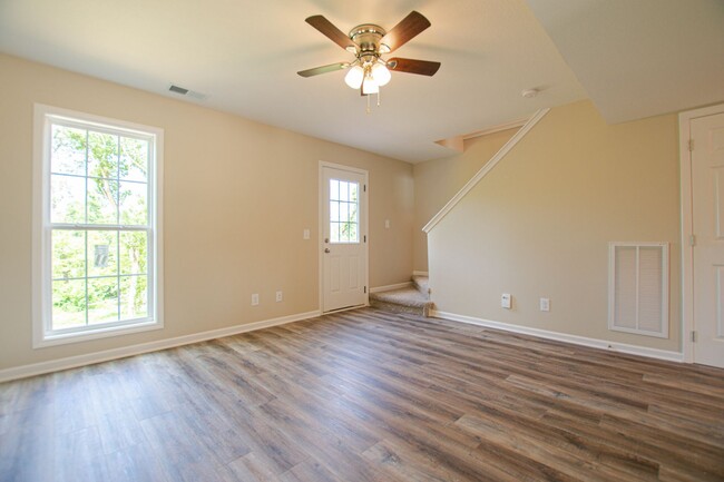 Building Photo - Pet Friendly Two Bedroom!