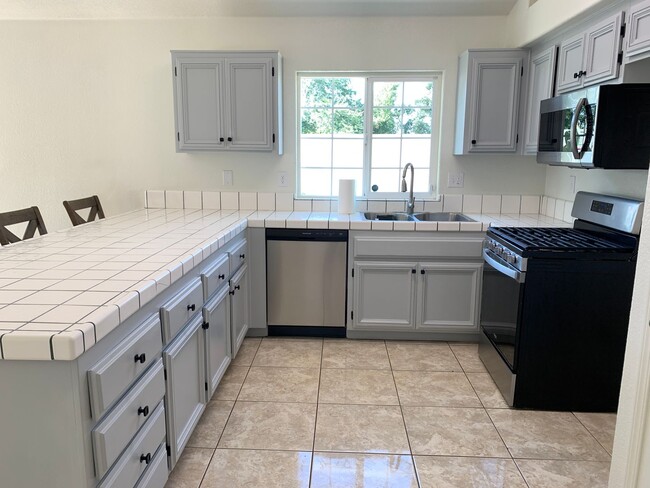 Building Photo - Beautiful home in SW Bakersfield W/Solar a...