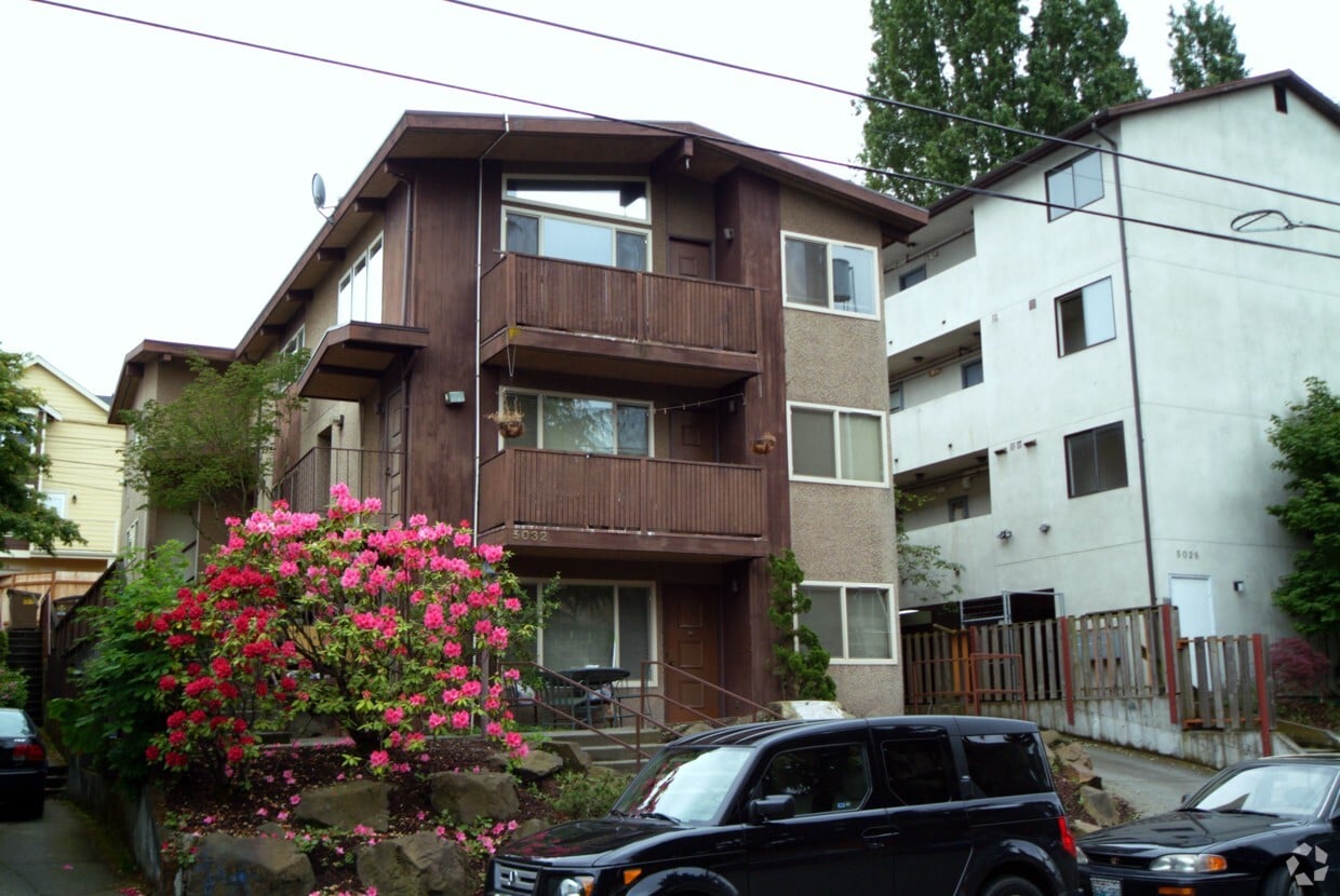 Building Photo - 5032 11th Ave NE