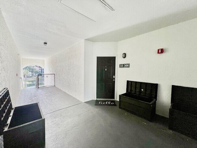 Foto del edificio - MOVE IN JUNE 2025! FANTASTIC-RECENTLY UPDA...