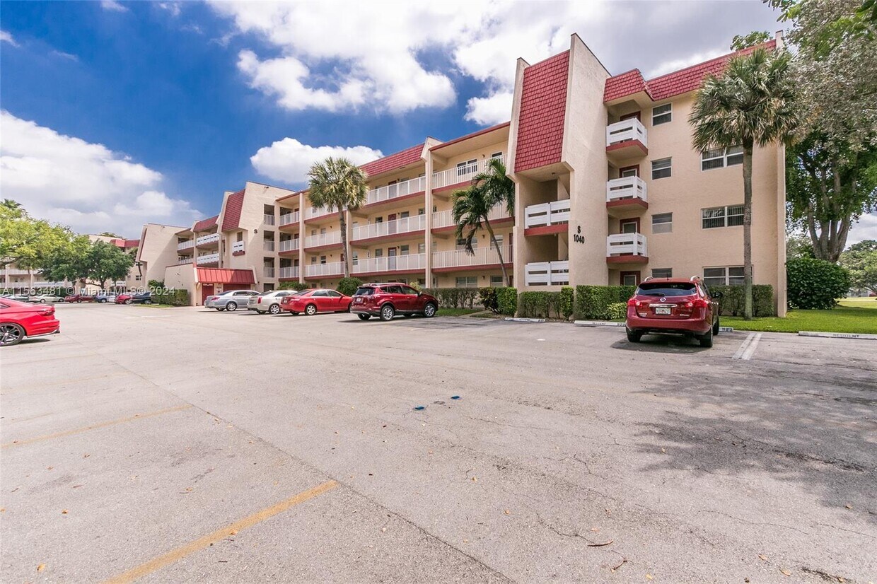 Foto principal - 1040 Country Club Dr