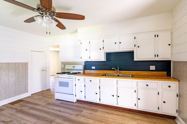 Foto del edificio - 3 Bedroom Single Family Home!