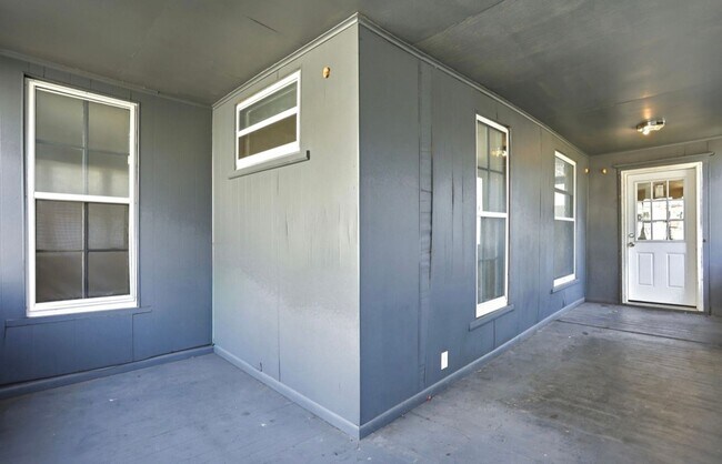 Foto del edificio - Sunny 2BR Home on South Bond with Sunroom + Extra Storage!