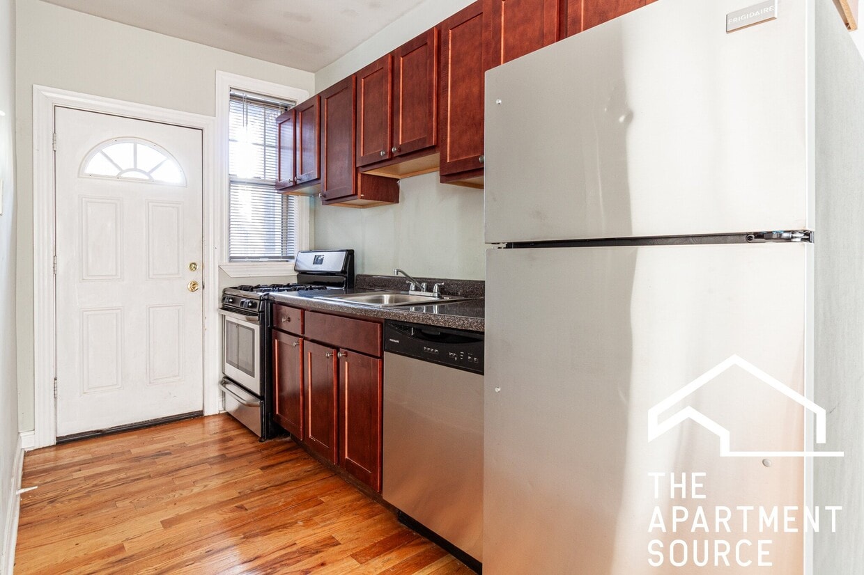Photo - 626 W Barry Ave (Chicago, IL)