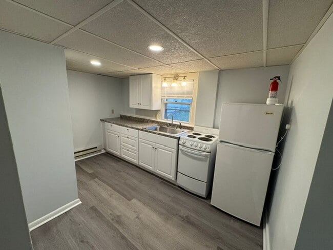 Building Photo - 27 Berwin St